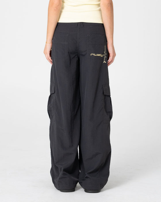 woman-wearing-melrose-loose-low-rise-cargo-pant-in-carbon