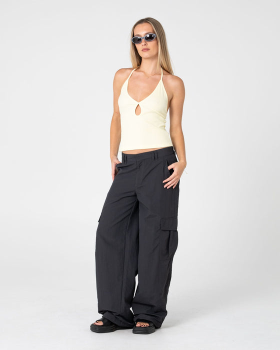 woman-wearing-melrose-loose-low-rise-cargo-pant-in-carbon