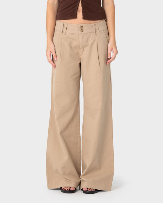 woman-wearing-beverley-low-rise-pant-in-abbey-stone