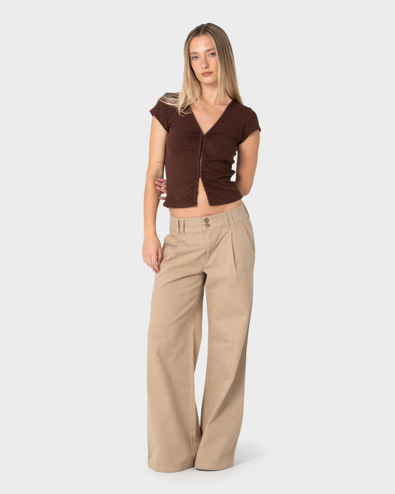 woman-wearing-beverley-low-rise-pant-in-abbey-stone