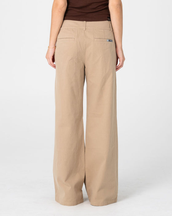woman-wearing-beverley-low-rise-pant-in-abbey-stone