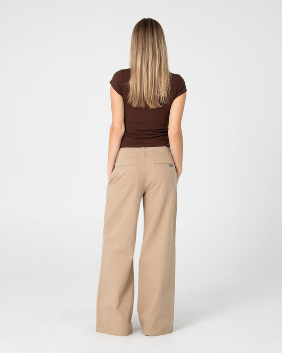 woman-wearing-beverley-low-rise-pant-in-abbey-stone