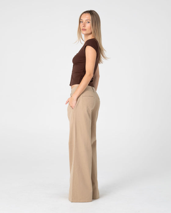 woman-wearing-beverley-low-rise-pant-in-abbey-stone