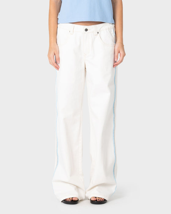 woman-wearing-flip-mommy-low-rise-wide-leg-jean-2-0-in-snowy-white-blue