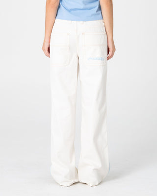 Woman wearing Flip Mommy Low Rise Wide Leg Jean 2.0 in Snowy White / Blue