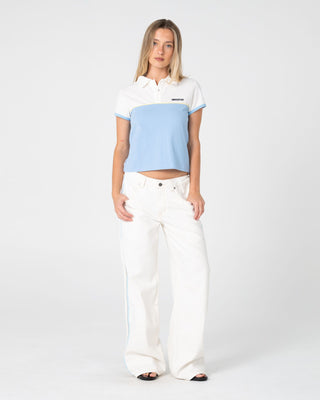 Woman wearing Flip Mommy Low Rise Wide Leg Jean 2.0 in Snowy White / Blue