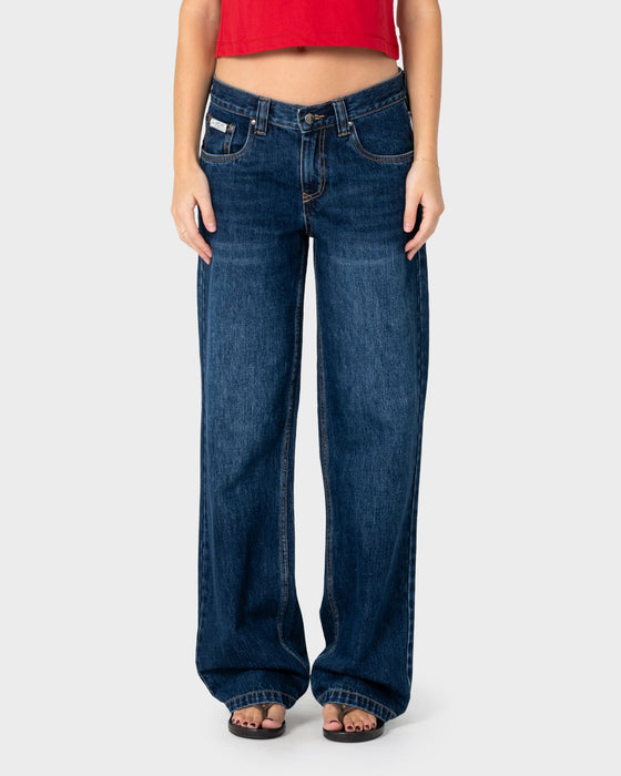 woman-wearing-suzy-straight-low-rise-jean-2-0-in-walk-of-shame