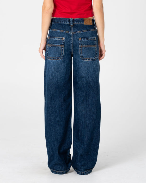 woman-wearing-suzy-straight-low-rise-jean-2-0-in-walk-of-shame
