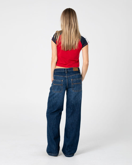 woman-wearing-suzy-straight-low-rise-jean-2-0-in-walk-of-shame