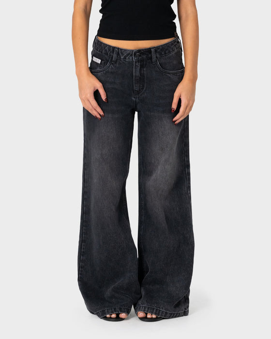 woman-wearing-wendy-wide-low-rise-denim-jean-2-0-in-blasted-black