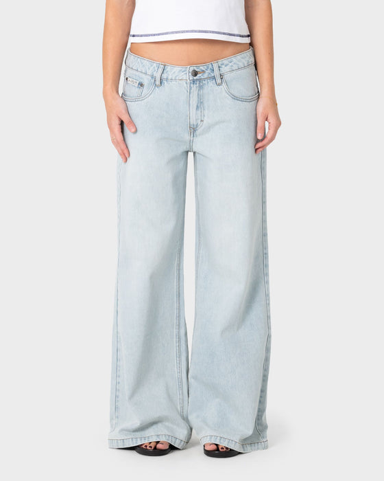 woman-wearing-wendy-wide-low-rise-denim-jean-2-0-in-worn-out