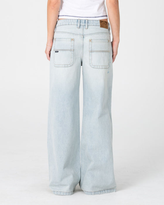 woman-wearing-wendy-wide-low-rise-denim-jean-2-0-in-worn-out
