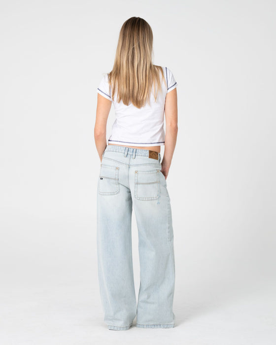 woman-wearing-wendy-wide-low-rise-denim-jean-2-0-in-worn-out