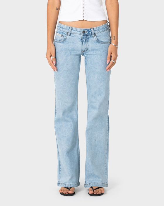 woman-wearing-freida-flare-low-rise-jeans-2-0-in-true-blue