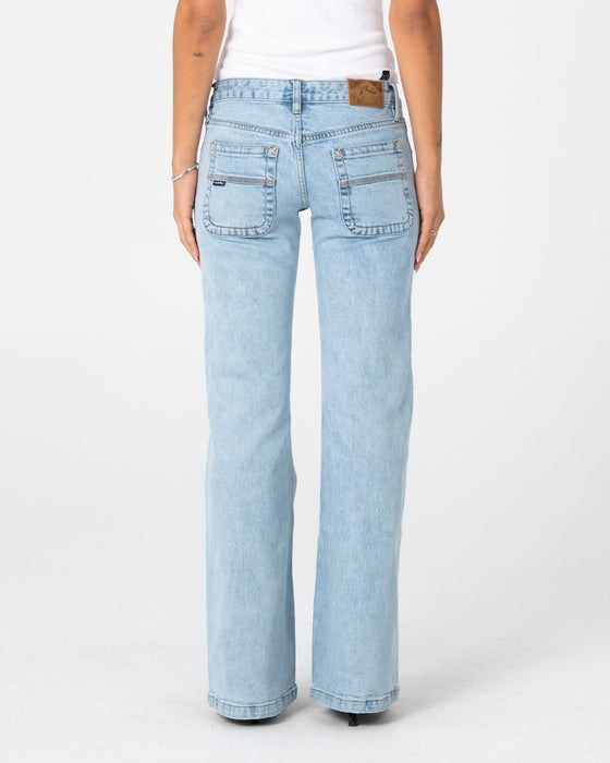 woman-wearing-freida-flare-low-rise-jeans-2-0-in-true-blue