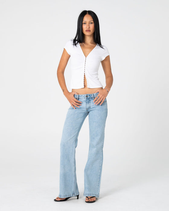 woman-wearing-freida-flare-low-rise-jeans-2-0-in-true-blue