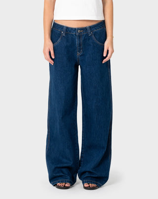 Woman wearing Flip Mommy Low Rise Tapeless Denim 2.0 in Deep Sea Blue