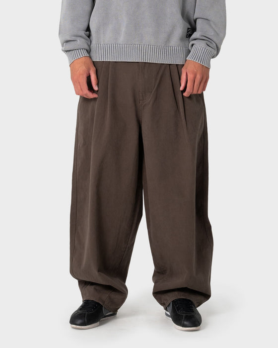 man-wearing-enigma-pleated-pant-in-seaweed