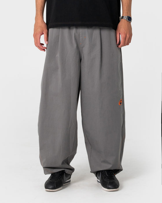 man-wearing-bullistic-elastic-pant-in-steel