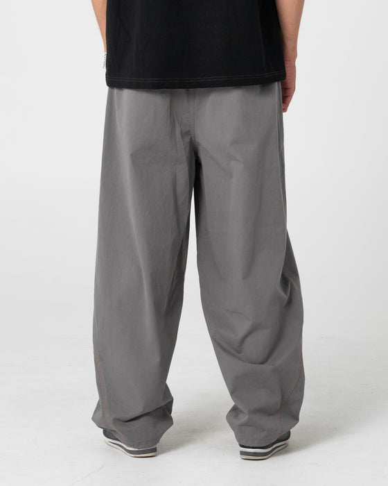 man-wearing-bullistic-elastic-pant-in-steel