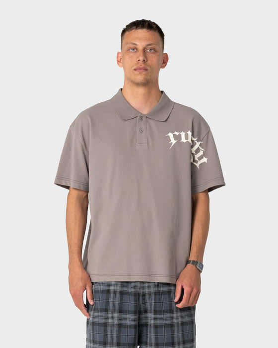 man-wearing-blinker-short-sleeve-polo-in-abbey-stone