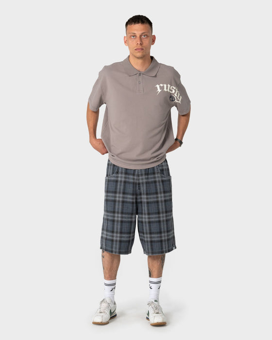 man-wearing-blinker-short-sleeve-polo-in-abbey-stone