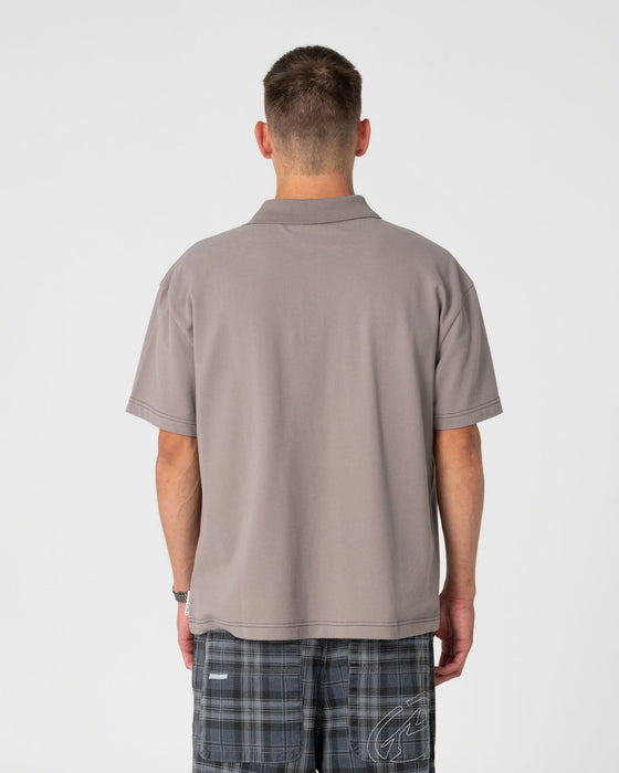man-wearing-blinker-short-sleeve-polo-in-abbey-stone