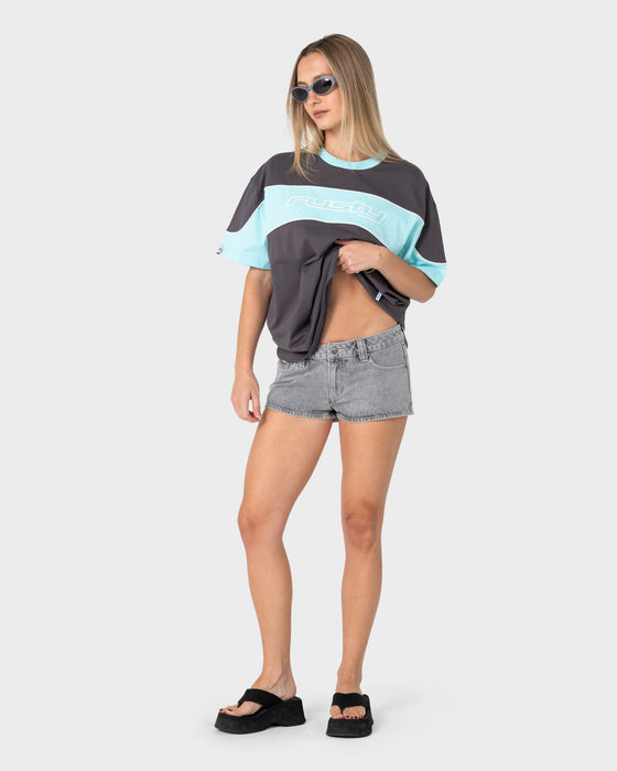 woman-wearing-kinetic-oversize-tee-in-carbon-aqua