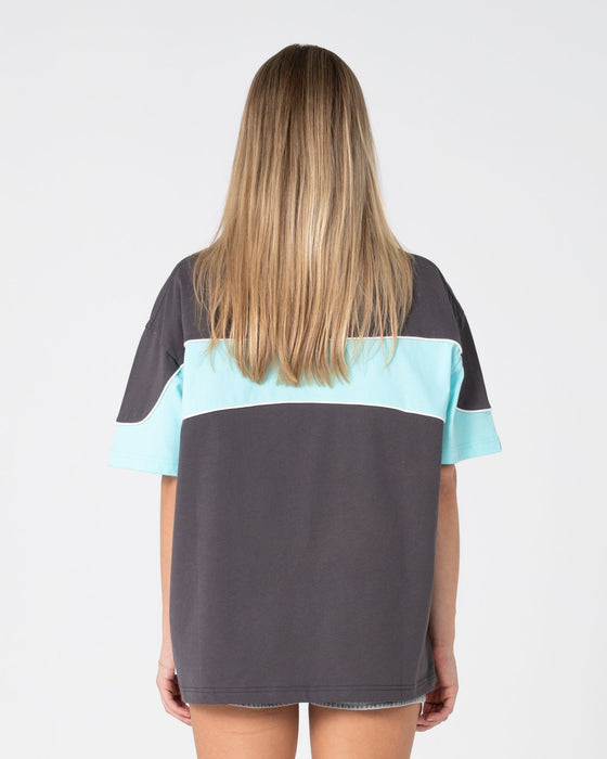 woman-wearing-kinetic-oversize-tee-in-carbon-aqua