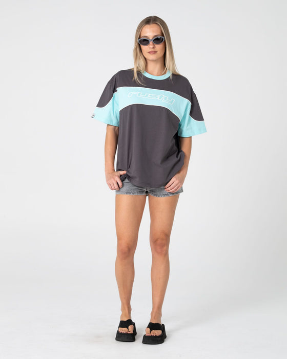 woman-wearing-kinetic-oversize-tee-in-carbon-aqua