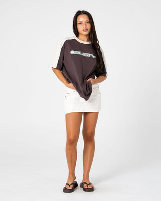 Woman wearing Timmy Target 220 Oversize Tee in Java / Cream