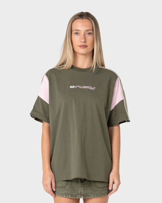 woman-wearing-new-break-220-oversize-tee-in-savanna