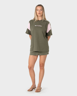 Woman wearing New Break 220 Oversize Tee in Savanna