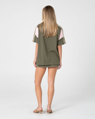 Woman wearing New Break 220 Oversize Tee in Savanna