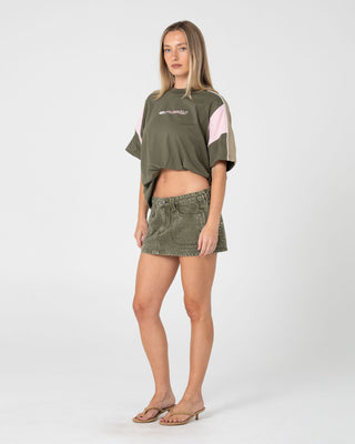 Woman wearing New Break 220 Oversize Tee in Savanna