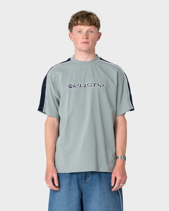 man-wearing-alonso-3-0-short-sleeve-tee-in-slate