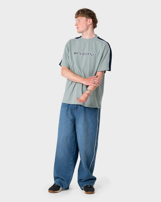 man-wearing-alonso-3-0-short-sleeve-tee-in-slate