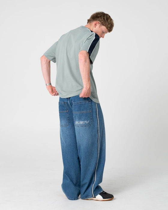 man-wearing-alonso-3-0-short-sleeve-tee-in-slate