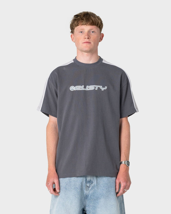 man-wearing-alonso-3-0-short-sleeve-tee-in-steel