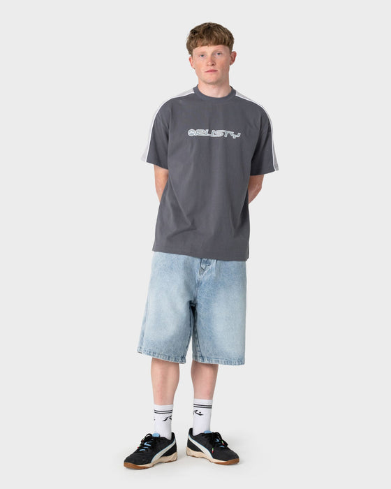 man-wearing-alonso-3-0-short-sleeve-tee-in-steel