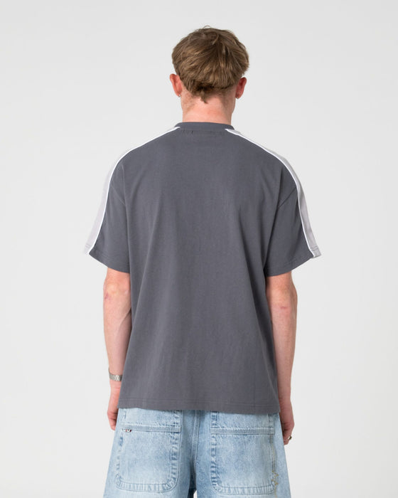 man-wearing-alonso-3-0-short-sleeve-tee-in-steel