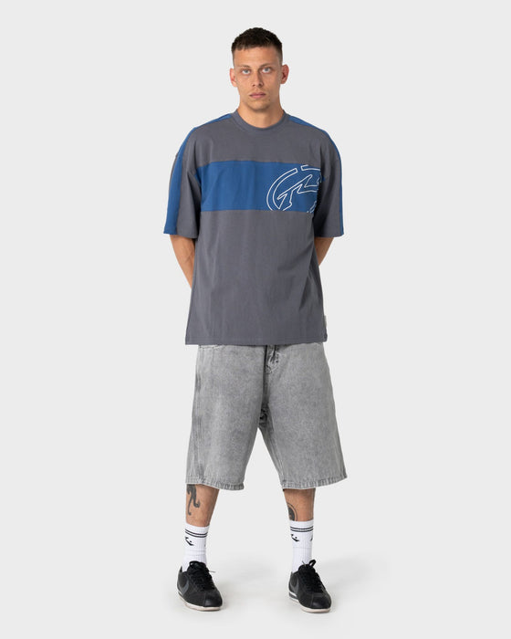 man-wearing-kill-switch-short-sleeve-tee-in-steel