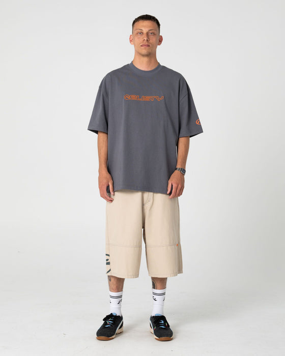 man-wearing-outliner-short-sleeve-tee-in-steel