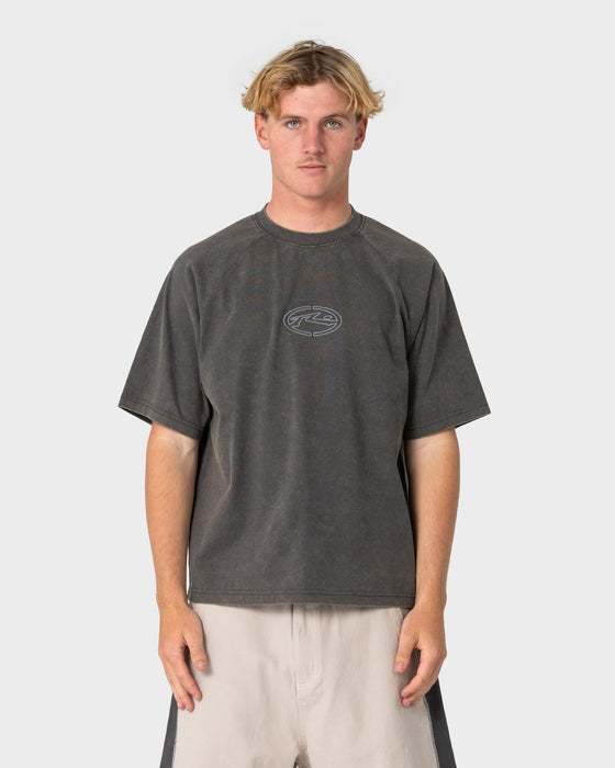 man-wearing-trawla-short-sleeve-tee-in-steel