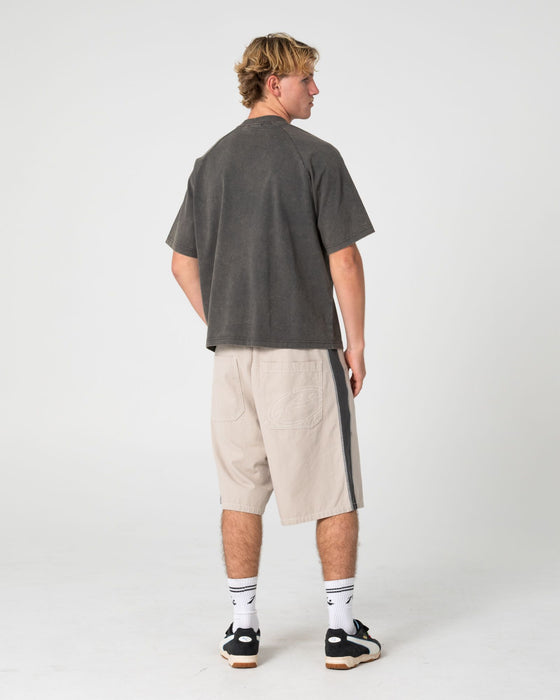 man-wearing-trawla-short-sleeve-tee-in-steel