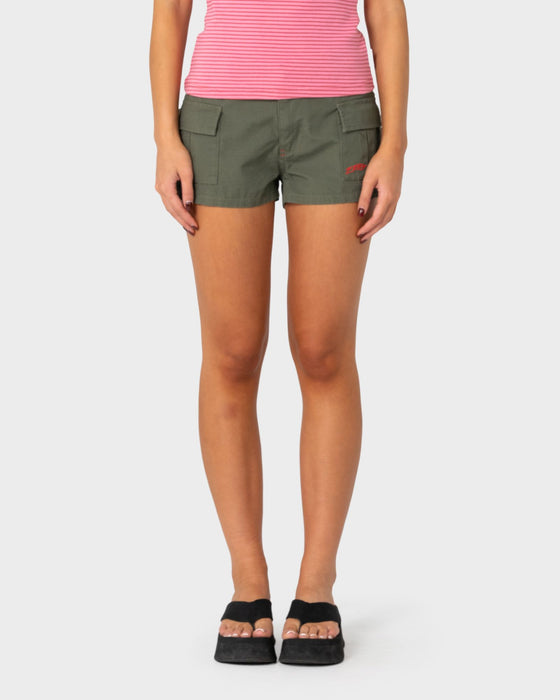 woman-wearing-tempo-low-rise-ripstop-cargo-short-in-shadow-army