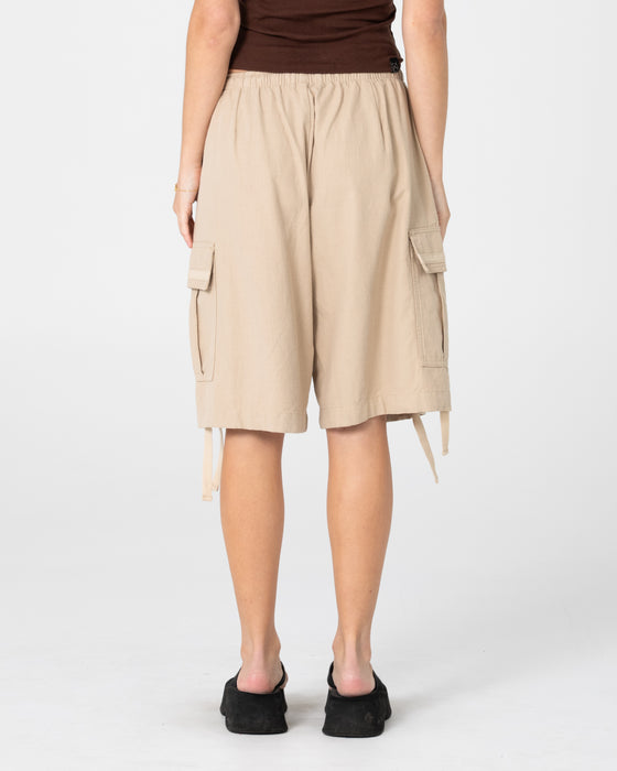 woman-wearing-river-low-rise-baggy-cargo-short-in-oatmeal