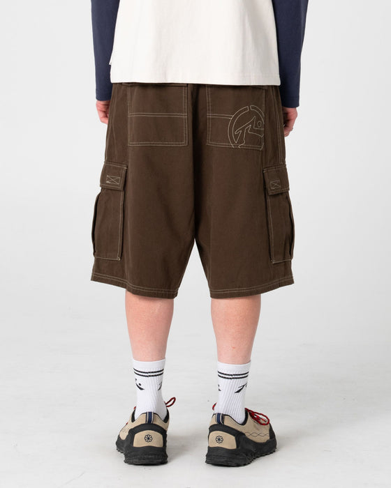 man-wearing-grizzly-baggy-cargo-short-in-pinecone
