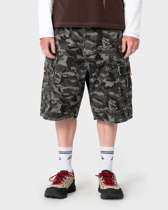 man-wearing-bushranger-cargo-short-in-camo