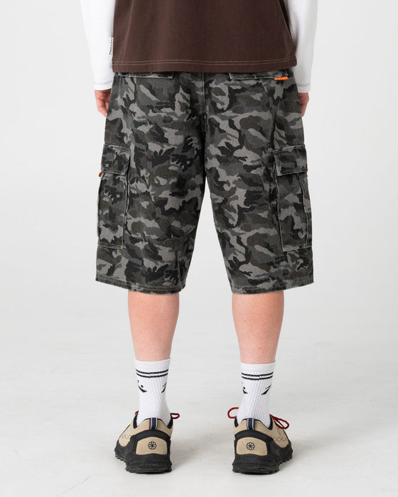 man-wearing-bushranger-cargo-short-in-camo